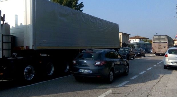 Il traffico su via Triestina causato dall'incidente (foto scattata dal Ristorante Eden)