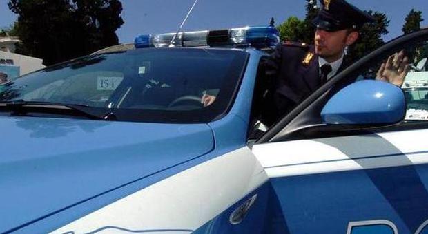 Roma, assalto in banca: rapinatori aggrediscono e disarmano vigilante