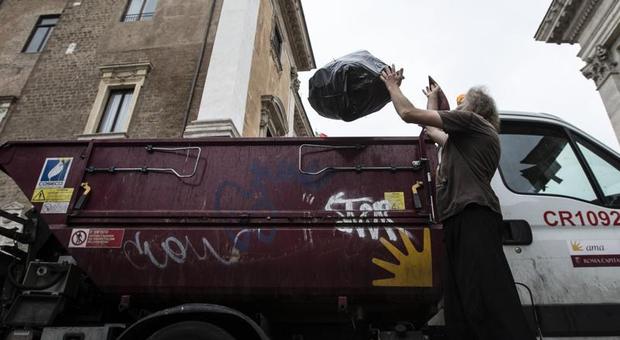 Carichi di rifiuti all’estero, c’è il rinvio: «Per partire ci vorranno mesi»