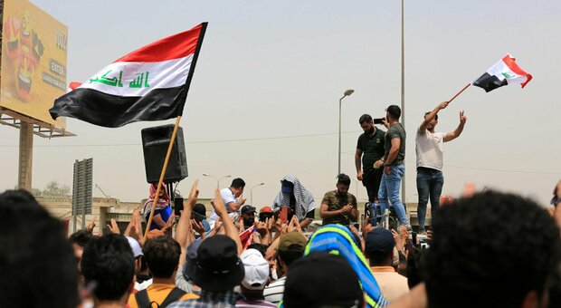 Una manifestazione di laureati senza lavoro a Baghdad