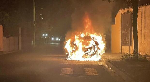 Bruciata l'auto del sindaco, lui pubblica la foto sui social: «Non mi fate paura»