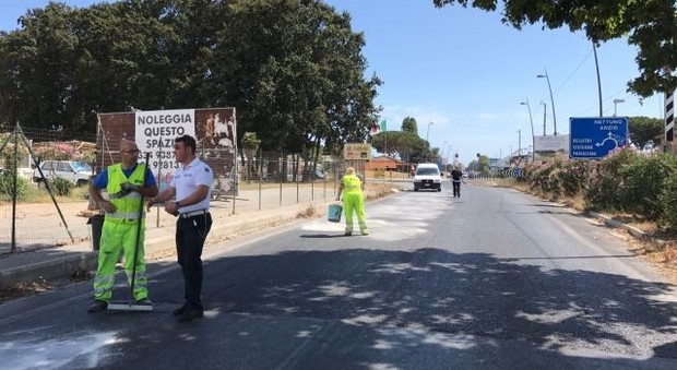 Camion perde carico di vasellina a Roma: incidenti a catena, grave motociclista e il camionista non si ferma