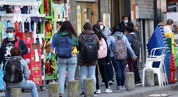 Coronavirus a Napoli, tornano i furbetti dei divieti: cresce l'allarme per Pasqua