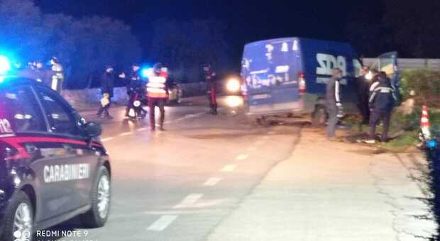Schianto tra auto e furgone Sda lungo la provinciale: in ospedale due feriti