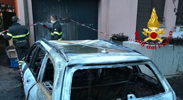 Una Mercedes e una Audi a fuoco nella notte a Mogliano Veneto