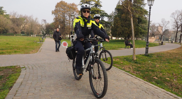 Campo Marzo ha un servizio di vigilanza in più, quello degli agenti in bicicletta