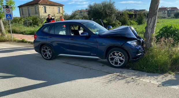 San Benedetto, perde il controllo dell'auto e si schianta contro un albero: ragazzo 19enne all'ospedale