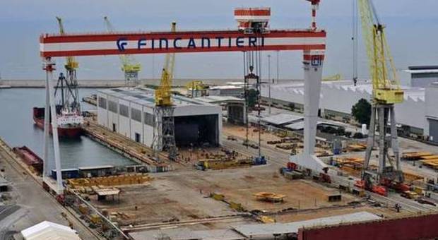 Ancona, rogo sulla nave in costruzione: allarme alla Fincantieri