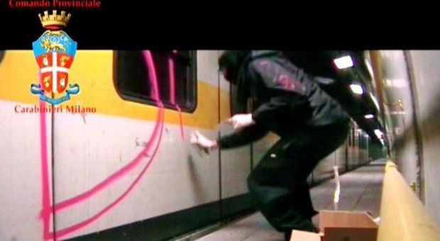 Imbrattarono i vagoni della metropolitana: writer condannati a pagare 6 mila euro di danni
