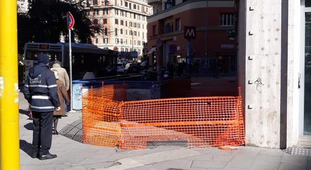Piazza Bologna: cadono pezzi di cornicione, transennata l'area a rischio