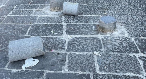 Napoli, abbattuti i dissuasori di piazza Mercato: «È fuori controllo»