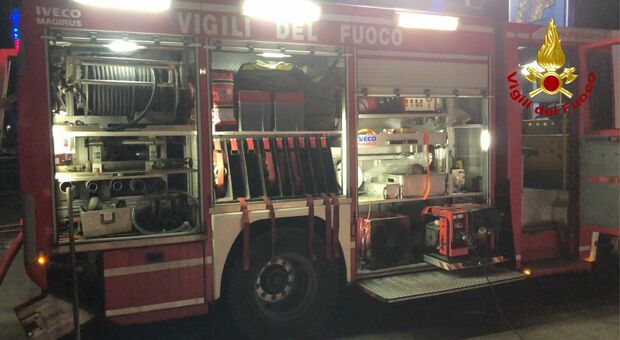 Incendio nella notte: il furgone di una ditta distrutto dalle fiamme. Danneggiato un altro mezzo