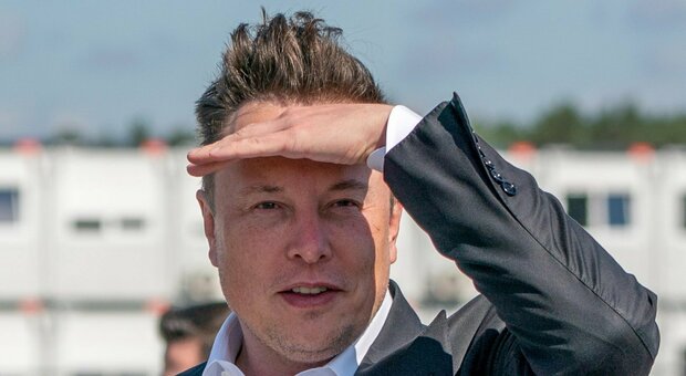 Elon Musk, il padre rivela: «Ho una figlia segreta con la mia figliastra di 35 anni. Siamo sulla Terra solo per riprodurci»