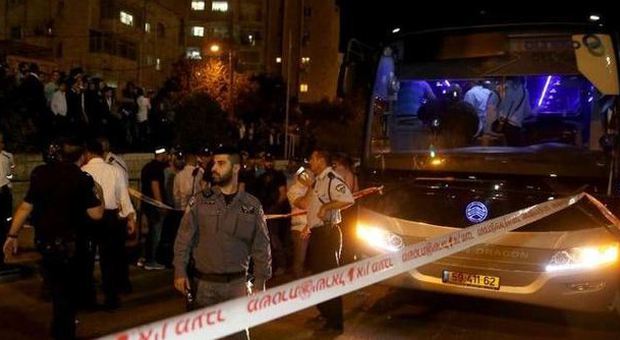 Gerusalemme, tre attentati in contemporanea assalto a un bus, tre morti e 20 feriti colpi di pistola sui passeggeri e i passanti