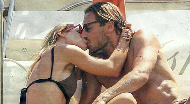 Ilary Blasi e Francesco Totti, vacanze senza figli: in barca scatta il bacio appassionato