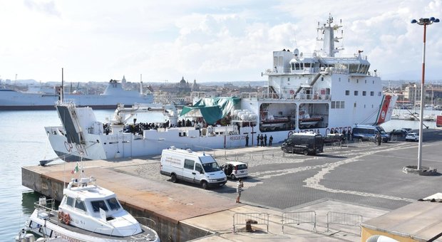 Nave Diciotti in porto a Catania, ma i 177 migranti restano a bordo. Salvini: «L'Ue non c'è»