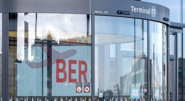 Aeroporto Berlino-Tegel resta operativo nonostante la crisi
