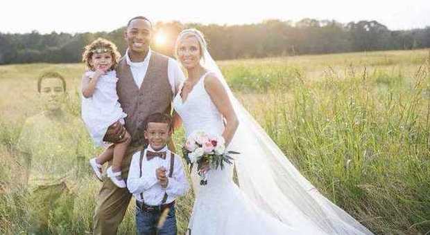 Bimbo muore a 8 anni di leucemia: la mamma lo fa inserire (con Photoshop) nella foto di nozze