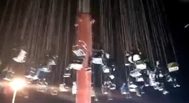 Cina, la giostra collassa: le persone precipitano da 4 metri