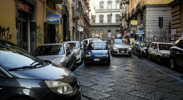 Napoli, movida violenta: 17enne ferito a coltellate nella zona frequentata dagli universitari