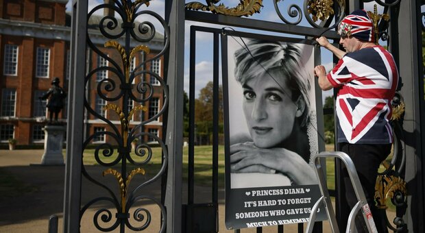 John Loughrey, fan di Diana, mette un poster a Kensington Palace per l'anniversario della morte della principessa