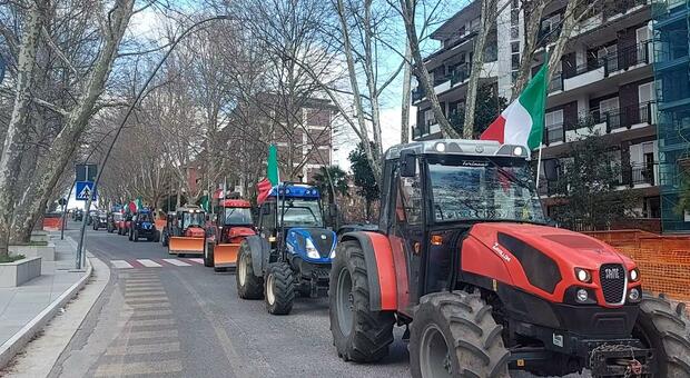 La protesta dei trattori, marcia di 10 chilometri nel centro della città