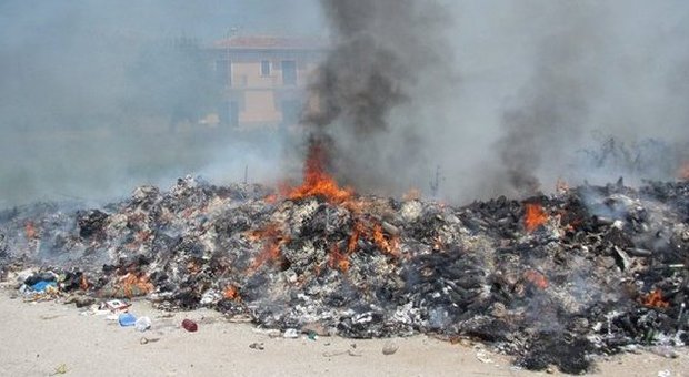 Incendiano rifiuti ai lati della strada: arrestati tre rumeni