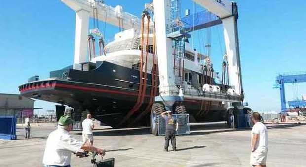 A San Benedetto dai cantieri navali sono usciti due grandi yacht