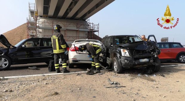 A1, maxi tamponamento a sud di Milano: autostrada chiusa, feriti