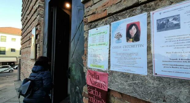 Giulia Cecchettin, funerale con maxi-schermi in piazza e 10mila persone. Papà Gino: «Parlerò per lei»