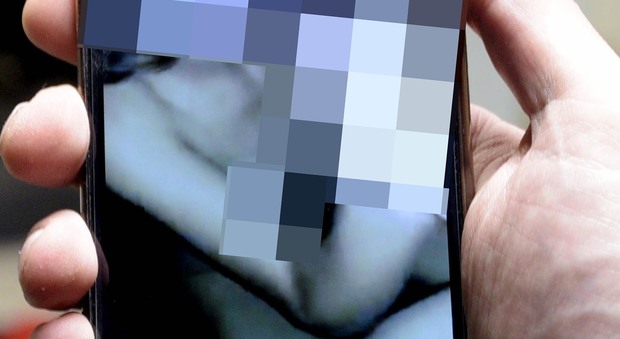 Foto porno con decine di amanti e ricatti: 40enne tiene in scacco un'intera città