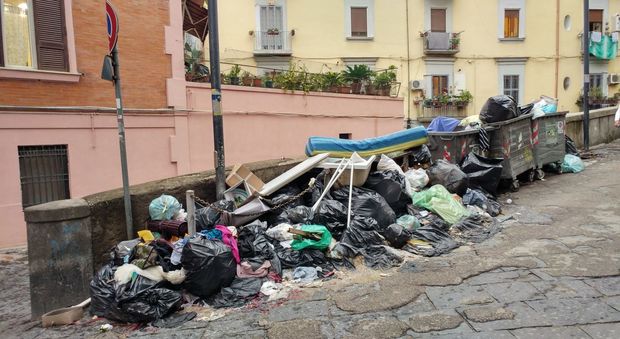 «Dal 2016 rifiuti vicino alla scuola: inutile scrivere al sindaco di Napoli»