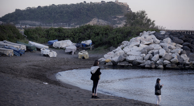 Coronavirus, controlli nelle strade a Napoli: denunciate cinque donne in spiaggia per la tintarella