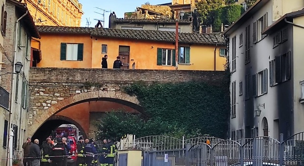 Perugia, incendi e terrore nei condomini: preso il piromane