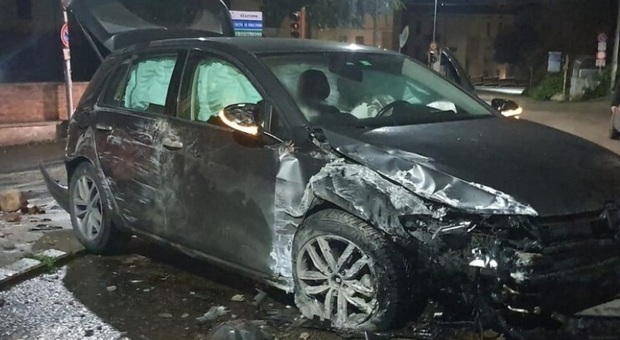 Schianto in via Pellas a Perugia: ventiduenne salvato dall'airbag