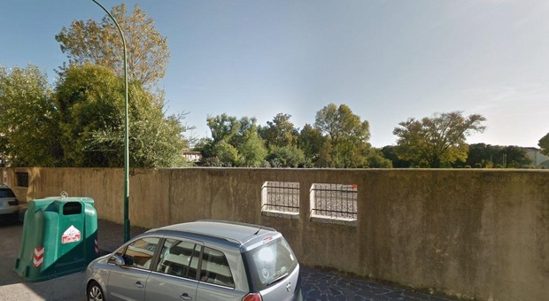 Violenta scritta antisemita su un muro al Lido di Venezia. Ma vicino c'è una telecamera