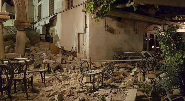 Terremoto tra Grecia e Turchia: «Morti due turisti oltre 200 feriti» Paura nella notte per uno tsunami