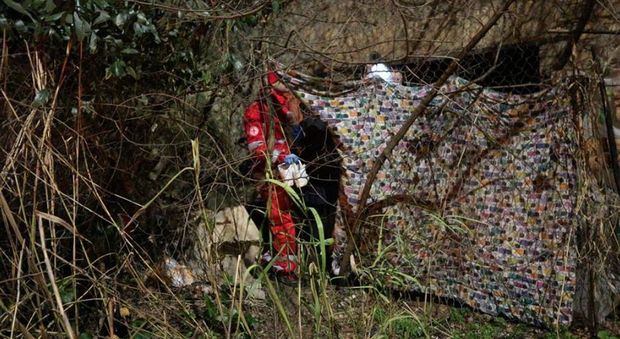 Roma, senzatetto uccisa dalle fiamme, Croce Rossa: «Troppi rischi per i clochard ora che arriva l'inverno»