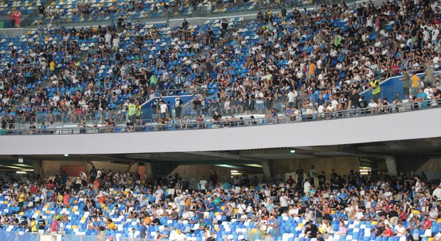 Napoli, scavalcano i settori allo stadio Maradona: scattano 8 daspo e 6 denunce