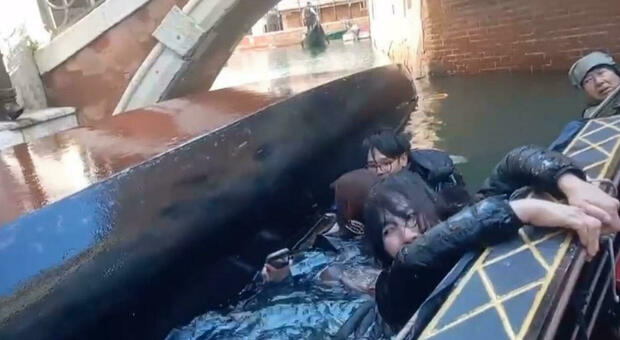Venezia, turisti sbilanciano e rovesciano la gondola: finiti in acqua