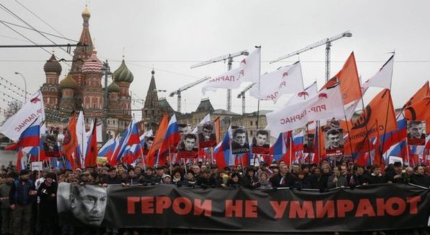 Nemtsov, migliaia in marcia a Mosca. I leader del mondo condannano l'assassinio