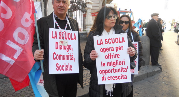 Napoli - Manifesto per la scuola, la scuola è aperta a tutti e a tutte