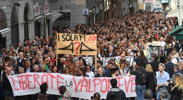 Toninelli a Genova, sfollati in piazza: «Basta bugie, ora risposte o blocchiamo la città»
