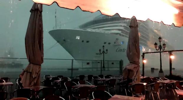Burrasca a Venezia, nave da crociera sbanda e rischia incidente nel bacino San Marco: panico sui vaporetti