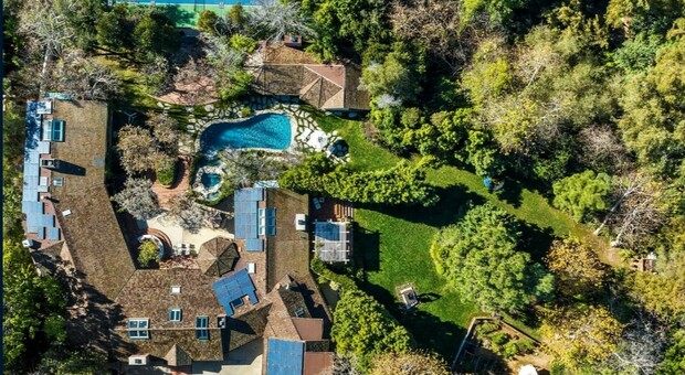 Jim Carrey, la mega villa di Los Angeles in vendita per quasi 30 milioni di dollari: lusso e ostentazione, ecco gli interni