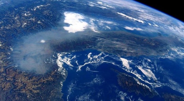 La Pianura Padana coperta dallo smog, vista dalla Stazione Spaziale Internazionale, nella foto postata sul suo profilo Twitter dall'astronauta italiano Paolo Nespoli (@astro_paolo)