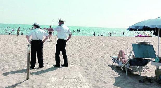 Ambulanti abusivi, multe in spiaggia per 30mila euro