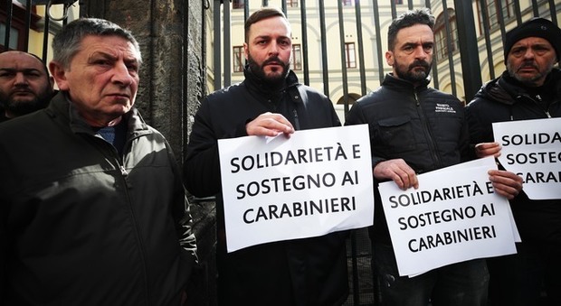 Minorenne ucciso a Napoli, il papà di Ugo al flashmob davanti alla caserma dei carabinieri