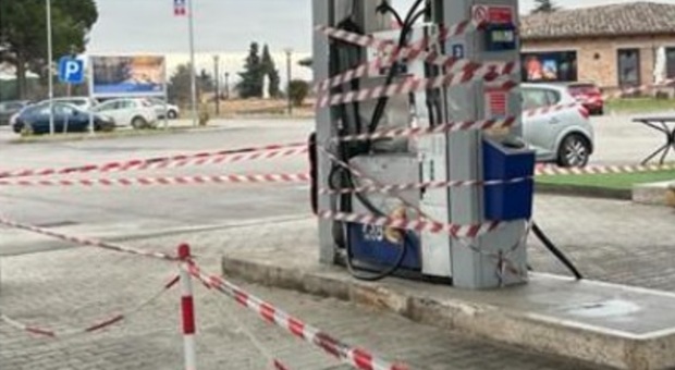 Bastia, follia all'alba: con l'auto a tutto gas distrugge una pompa di benzina