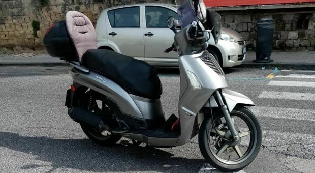Scooter parcheggiato al centro della strada incustodito al Vomero: «È inaudito»